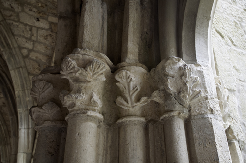 Capiteles con decoración vegetal del claustro de Irantzu